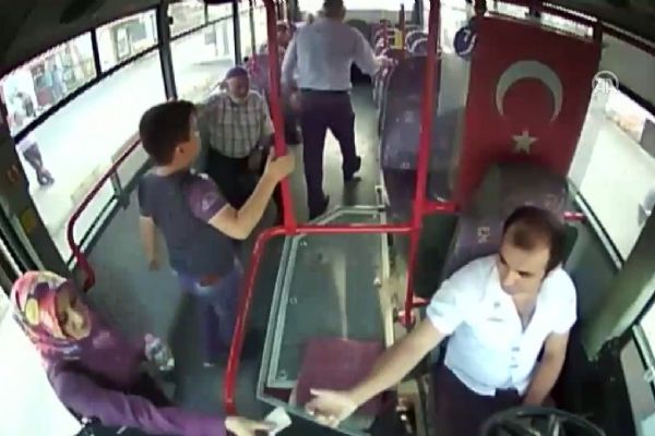 Tartıştığı şoför hayatını kurtardı