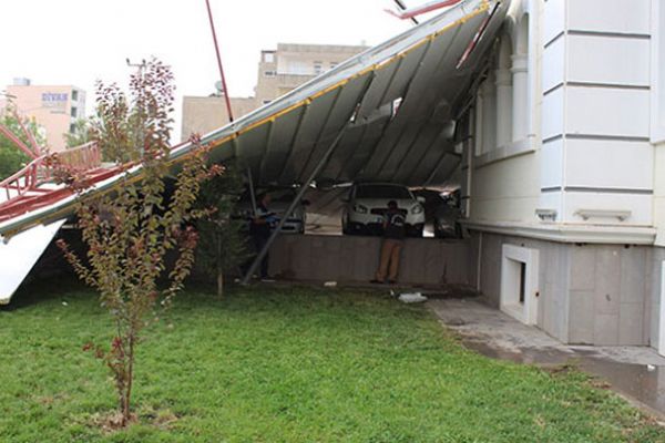 Adıyaman’da fırtınanın etkisiyle uçan çatı kaymakamlığın bahçesine düştü