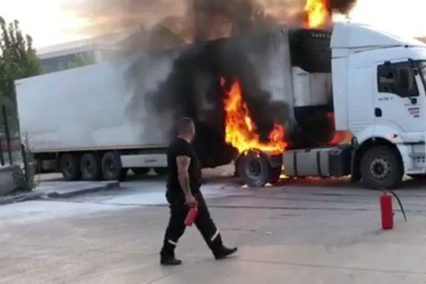 Bolu’ da park halindeki tır alev aldı…