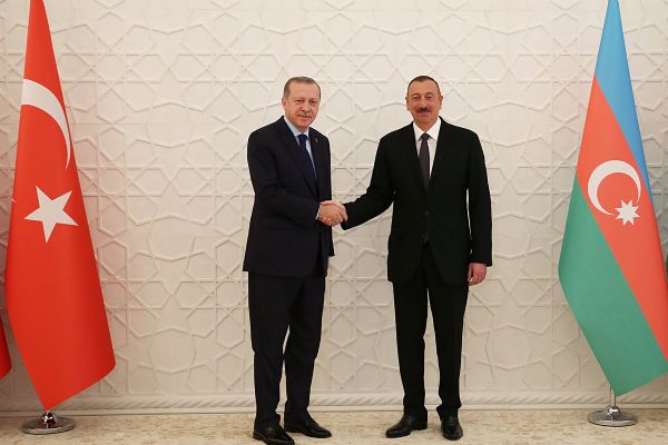Azerbaycan’da Cumhurbaşkanı Erdoğan’a dostane karşılama