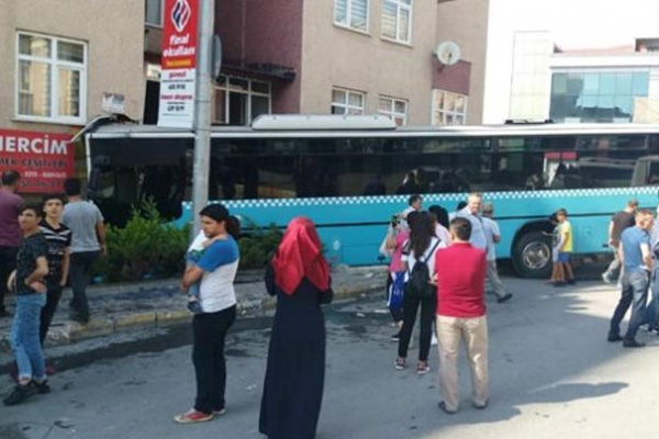 Bağcılar'da halk otobüsü 5 katlı binaya girdi