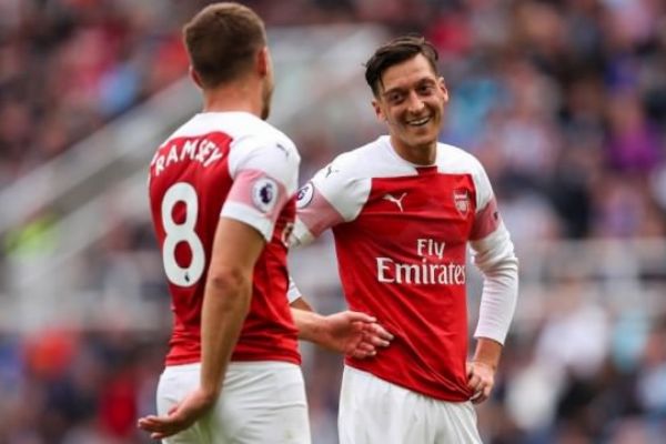 Mesut Özil attı Arsenal kazandı!