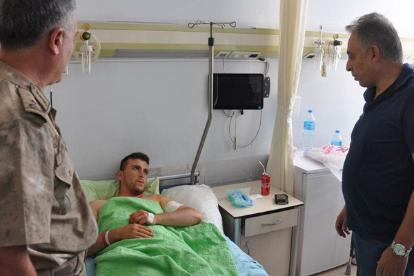 Hakkari Valisi Toprak'tan yaralı asker ve işçilere ziyaret