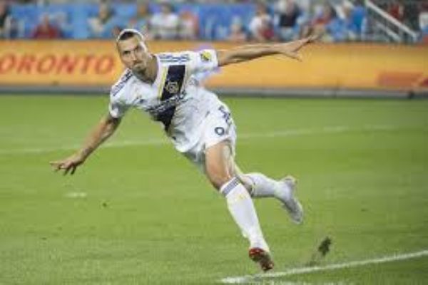 Ibrahimoviç fizik kurallarını zorlamaya devam ediyor