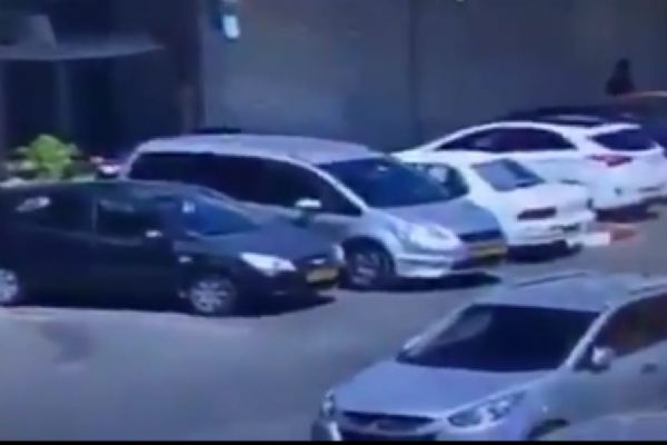 İsrailli işgalciler, Fİlistinli genci sokak ortasında silahla vurdu