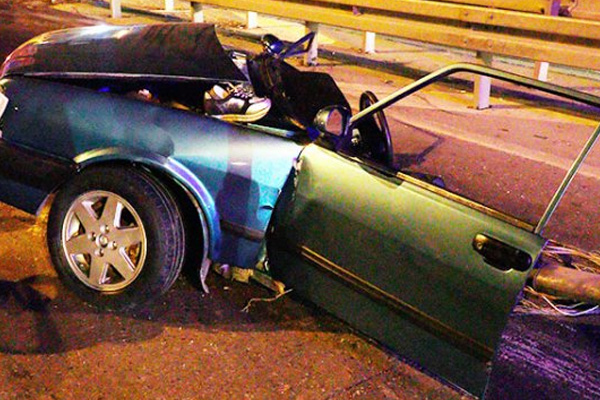 Kaza yapan otomobil ikiye bölündü: 3 yaralı