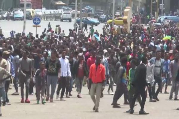 Etiyopya ‘da insanlar sokağa döküldü