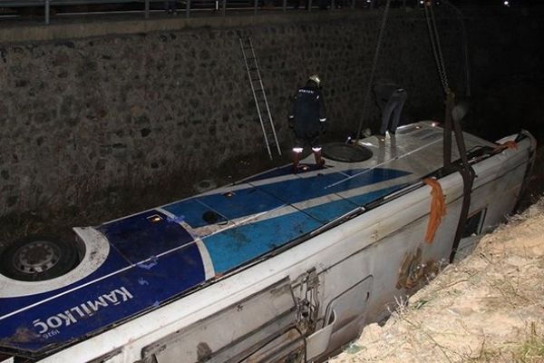 Yolcu otobüsü devrildi, 7 kişi hayatını kaybetti