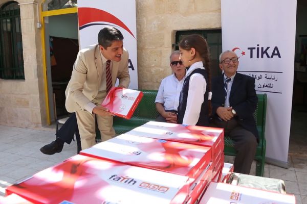 TİKA Kudüs’teki Filistinli öğrencilere tablet dağıttı