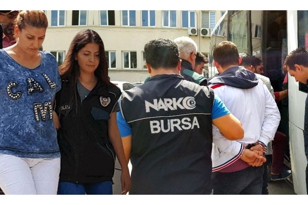 Okulun dibindeki zehir tacirleri yakalandı