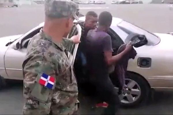 18 Kaçak bir otomobilden çıktı