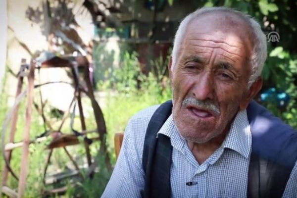 Sırtında ekmek teknesiyle 48 senedir sokak sokak geziyor