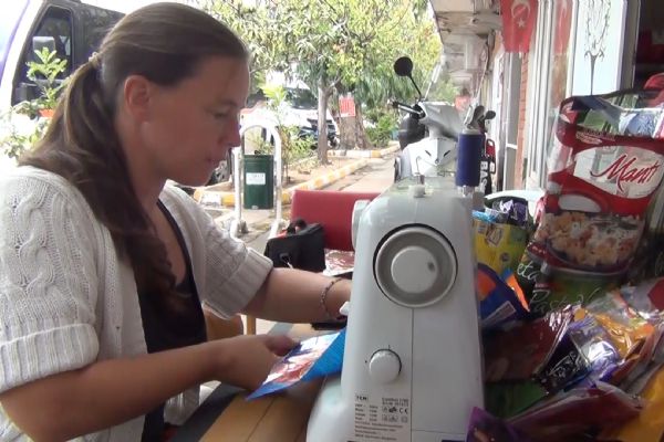 Çevreden topladığı çöplerden çanta yapıyor