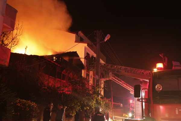 Kocaeli'de yangın: 2 ölü, 3 yaralı