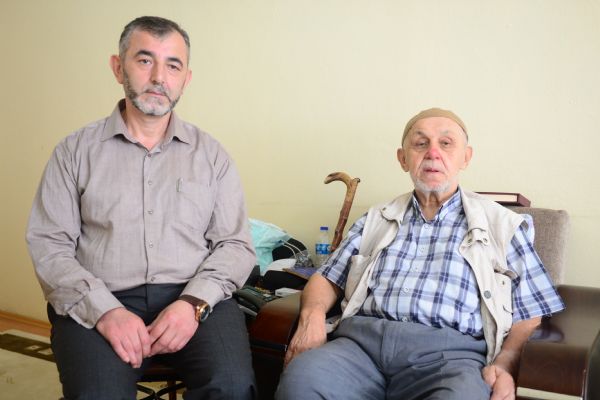 Felçli babasını Hac için kutsal topraklara götürdü