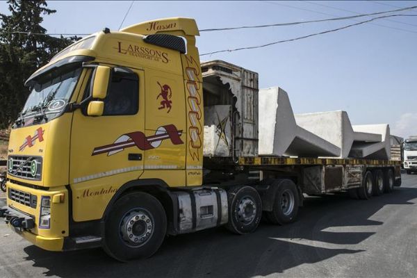 İdlib sınırına beton blok sevkiyatı yapıldı