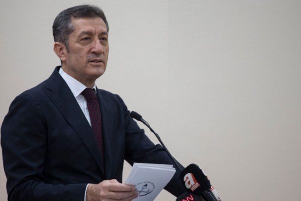 Milli Eğitim Bakanı Ziya Selçuk öğrencilere söz verdi