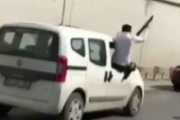 Düğün konvoyunda pompalı tüfek dehşeti