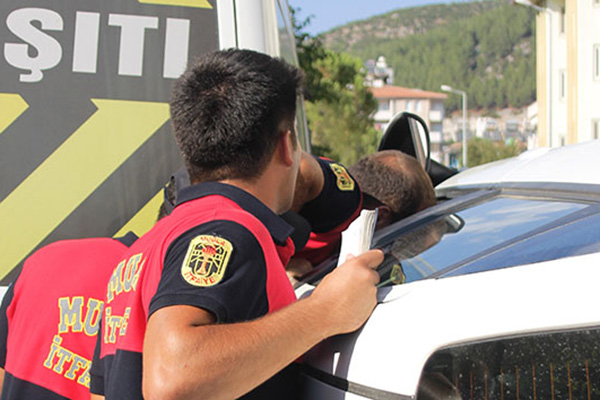 Çarpıp kaçtı, sokağı birbirine kattı