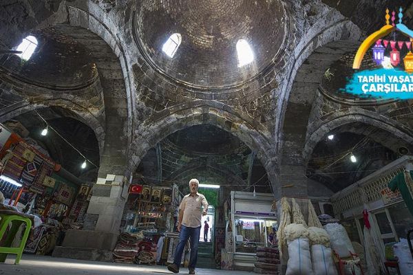 Tarihi yaşatan çarşı canlılığını sürdürüyor