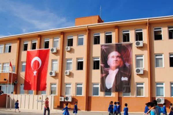 Veliler öğretmeni darp etti