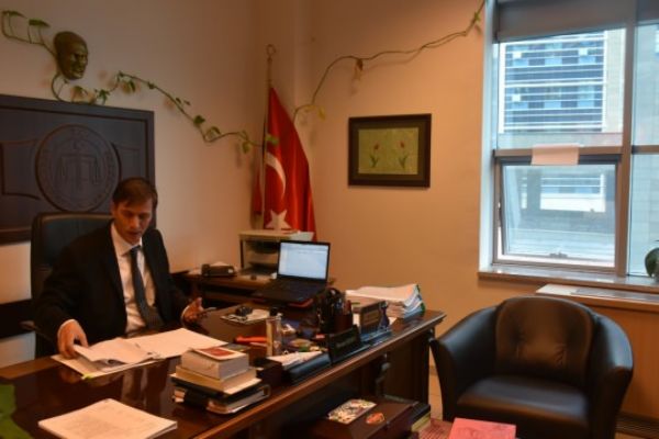 Hakimin odasında şaşırtan misafir