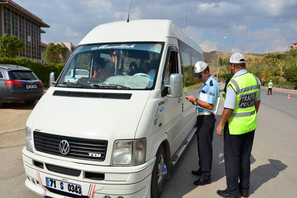 Okul servislerine sıkı denetimler devam ediyor