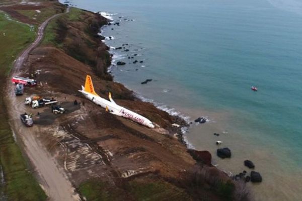 Trabzon'da pistten çıkan uçak millet kıraathanesi oluyor