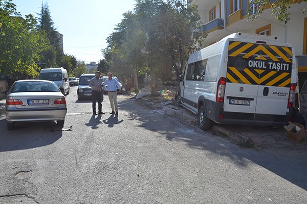 Karaman'da otomobil öğrenci servisiyle çarpıştı: 4 öğrenci yaralı