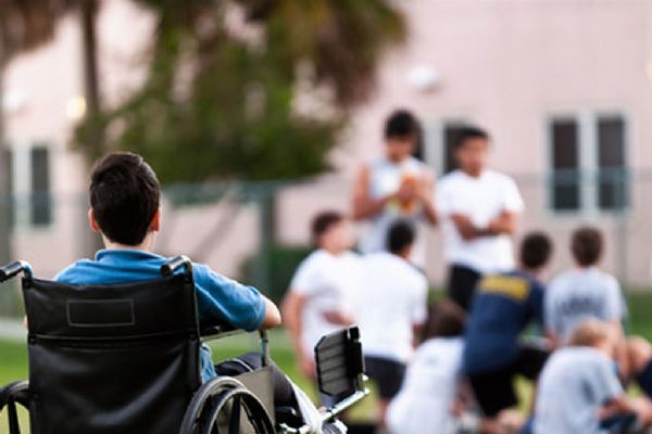 Engelli oğlunu sokak ortasında darp etti