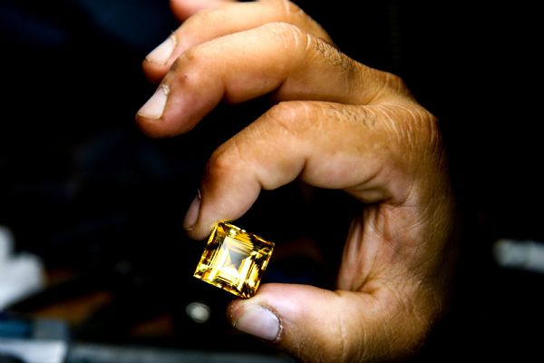 Takı tasarımını farklı bir sanata dönüştürdü