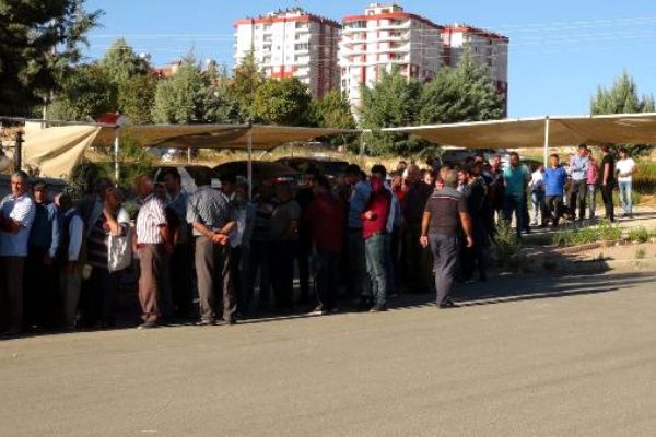 Vatandaş İŞKUR’un önünde uzun kuyruklar oluşturdu