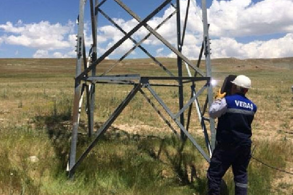 Hırsızlar yüksek gerilim hattından demir çalıyor