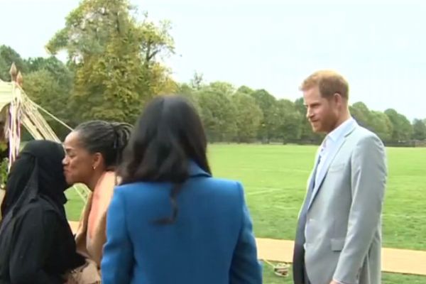 İngiltere Prensi Harry, Müslüman kadınla selamlaşırken zor anlar yaşadı