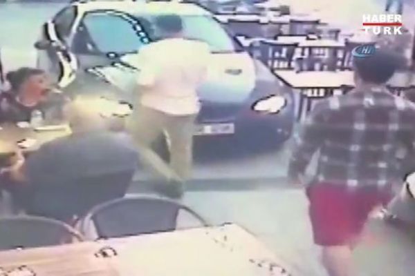 Lüks otomobil yüzlerce insanın oturduğu sokağa daldı