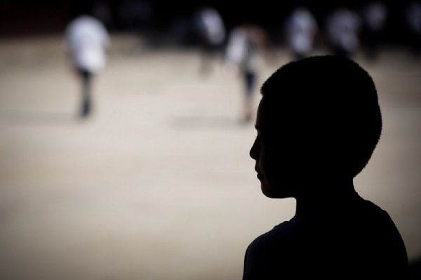 Anne, yol ortasında çocuğunu darp etti