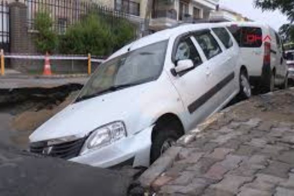 Eyüpsultan’da yol çöktü