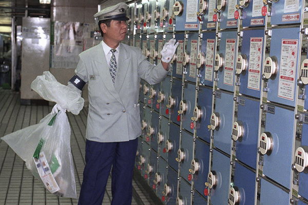 Ölü doğan bebeğini yıllarca dolapta saklamış