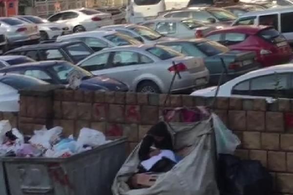 Kağıt toplayan çocuğun okumaya olan merakı