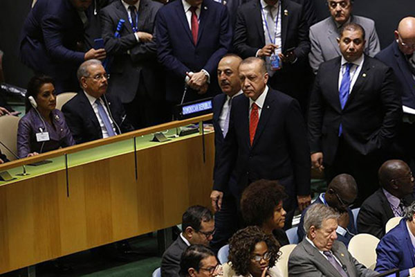 Trump konuşurken Cumhurbaşkanı Erdoğan salonu terk etti