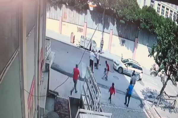 Servis şoförü çocuğa çarptıktan sonra kaçtı