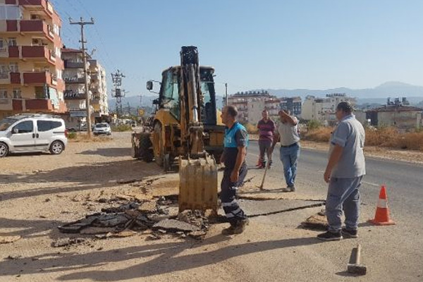 Antalya'da rögar kapağı patladı