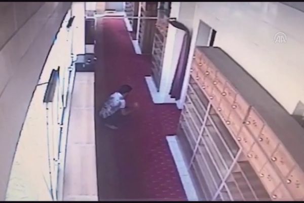 Camideki sadaka kutusunu çaldı