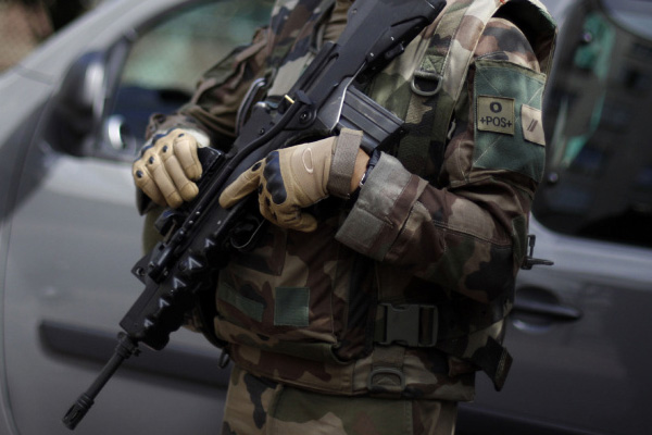 Senegalli genci darbeden Fransız asker hapse atıldı