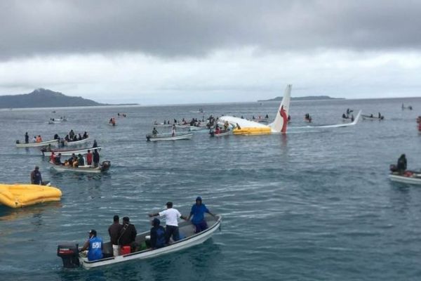 Pilot pisti ıskaladı, uçak denize indi