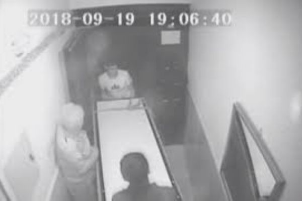 Öldürdüğü adamı ranza içinde taşıdı