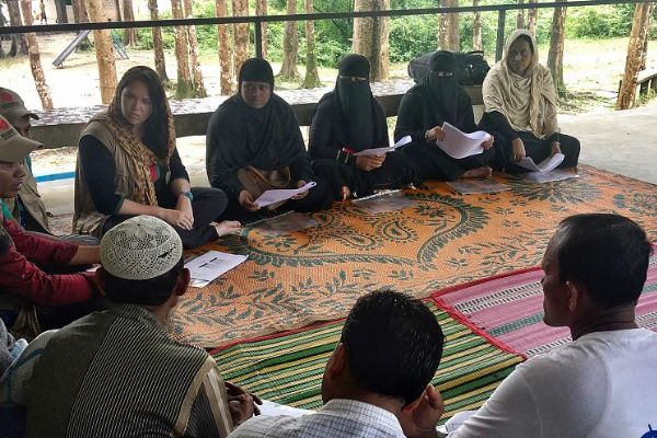 Bangladeş’in yerel halkı, Arakanlı Müslümanlara yardım eli uzattı