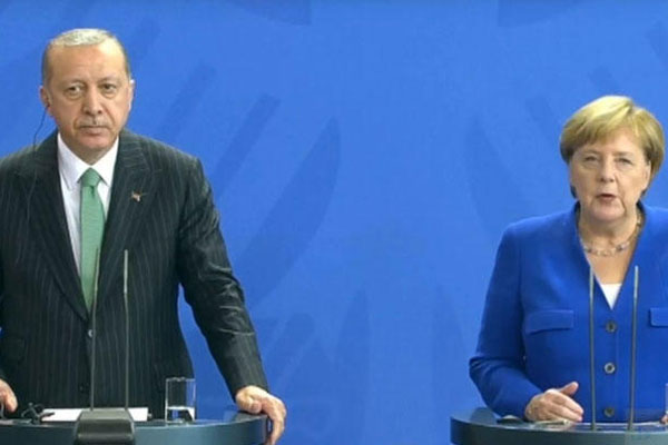 Merkel: Toplantıya katılmamak Can Dündar'ın kendi kararı