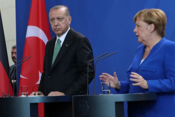 Erdoğan ve Merkel'in ortak basın toplantısında gergin anlar