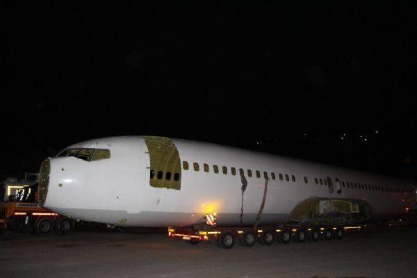 Trabzon’da pistten çıkan uçak yeni yerine taşındı